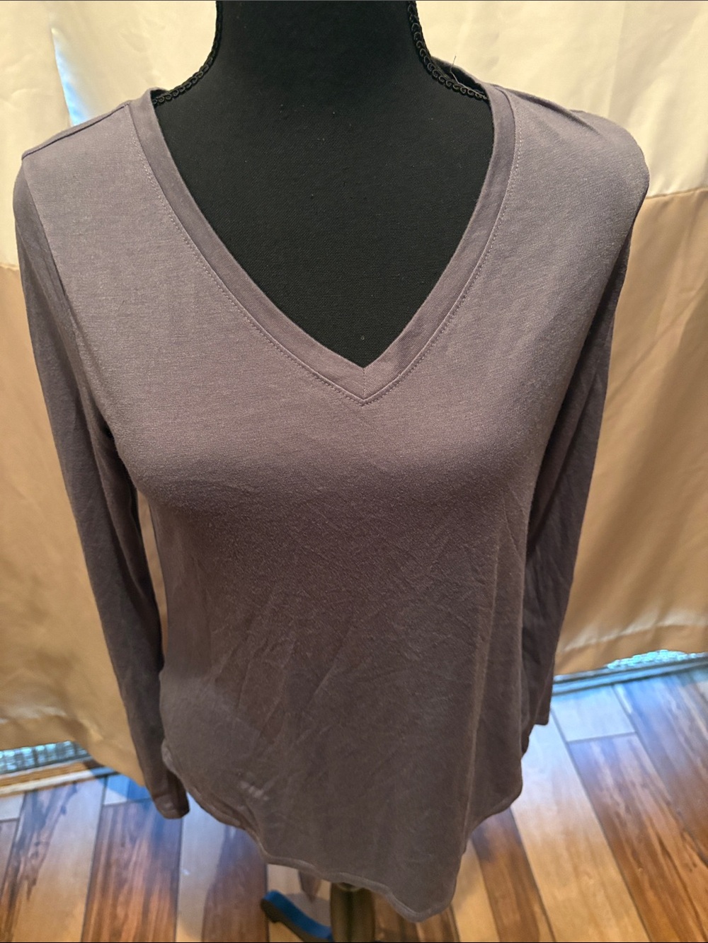 New York & Company V-Neck Long Sleeve Top in Dusty Mauve